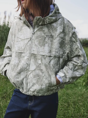 Bershka Wodoodporna Pikowana Kurtka Z Kapturem I Nadrukiem Kobieta Szary