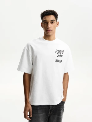 Bershka Wzorzysta Koszulka Pluszowa Z Krótkim Rękawem Mężczyzna Biały