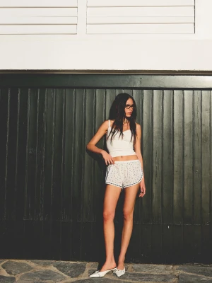 Bershka Wzorzyste Koronkowe Spodenki Kobieta Biały