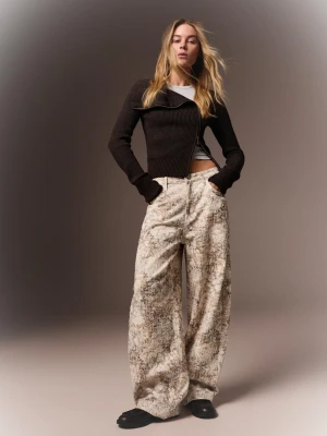 Bershka Wzorzyste Spodnie O Kroju Barrel Kobieta Piaskowy