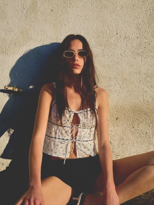 Bershka Wzorzysty Top Z Koronką I Wiązaniem Kobieta Biały