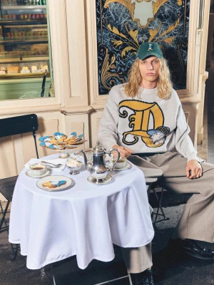 Bershka Żakardowy Sweter Z Kaczorem Donaldem Mężczyzna Biały Złamany