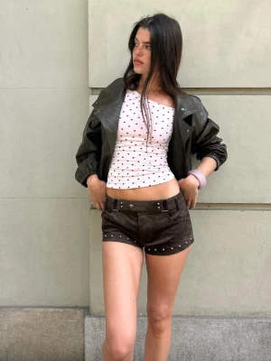 Bershka Zamszowe Shorty Z Ćwiekami Kobieta Zielony