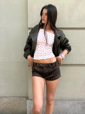 Bershka Zamszowe Shorty Z Ćwiekami Kobieta Zielony