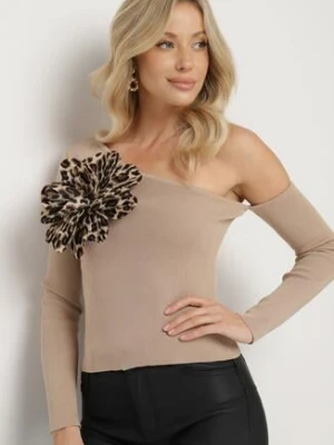Beżowa Asymetryczna Bluzka z Wiskozą Ozdobiona Kwiatem 3D Veladi elsa.m by may