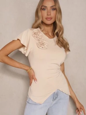 Beżowa Asymetryczna Bluzka z Wiskozą Zdobiona Marszczeniem i Kwiatową Broszką Hirbia lovery