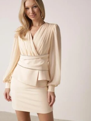 Beżowa Bluzka Kopertowa VICES z Dekoltem V Bufiastymi Rękawkami i Zaakcentowanymi Ramionami Tine