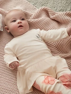 Beżowa bluzka niemowlęca z baskinką 5.10.15.
