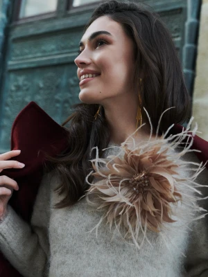 Beżowa broszka z piór marabuta z cyrkoniami TARANKO