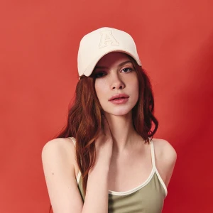 Beżowa czapka z daszkiem i haftem A House