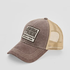 Beżowa czapka z daszkiem i naszywką trucker hat House
