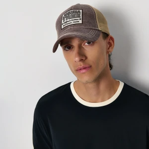 Beżowa czapka z daszkiem i naszywką trucker hat House