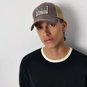 Beżowa czapka z daszkiem i naszywką trucker hat House