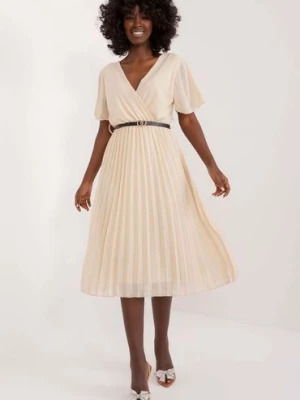 Beżowa elegancka plisowana sukienka midi z paskiem Italy Moda