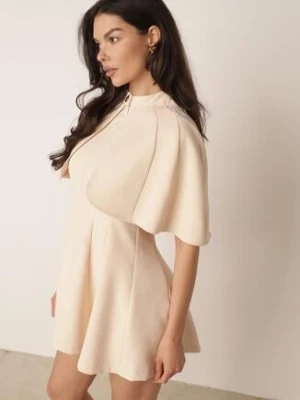 Beżowa Elegancka Sukienka Rozkloszowana z Narzutką Imitującą Pelerynkę Faneno vices
