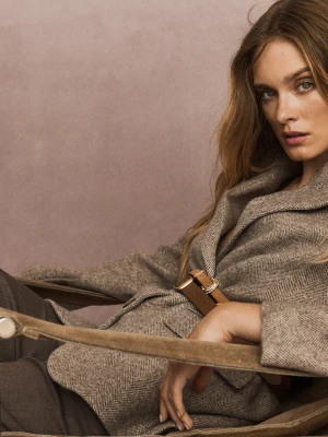 Beżowa klasyczna marynarka w jodełkę TARANKO