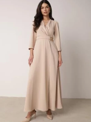 Beżowa Kopertowa Sukienka Wieczorowa z Metaliczną Aplikacją w Talii Henalana vices