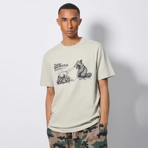 Beżowa koszulka z nadrukiem szop pracza z ogniskiem House