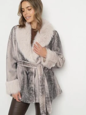 Beżowa Kurtka Futerko z Wiązanym Paskiem Ozdobnymi Mankietami i Kołnierzem Coellame ann gissy