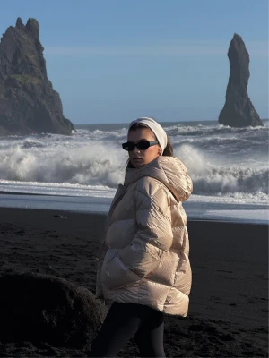 Beżowa kurtka puchowa z kapturem TARANKO