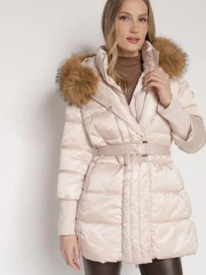 Beżowa Kurtka z Pikowanymi Przeszyciami Paskiem i Kapturem z Futrem Lidanessa
