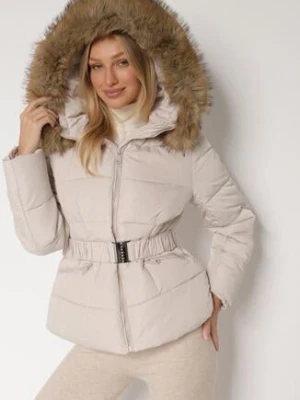 Beżowa Pikowana Kurtka z Paskiem Nieodpinanym Kapturem i Futerkiem Retinda