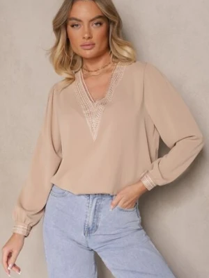 Beżowa Rustykalna Bluzka z Dekoltem w Serek Zdobiona Koronką Gonasea j&x