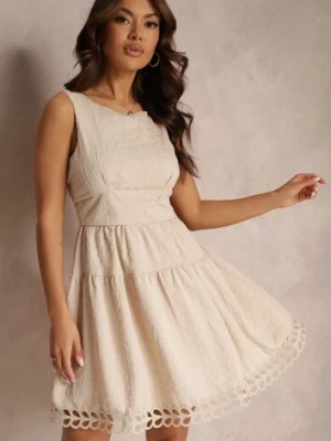 Beżowa Sukienka Bez Rękawów z Falbanką i Koronką na Dole Divina
