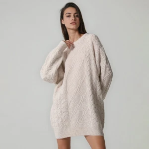 Beżowa sukienka dzianinowa mini z warkoczowym splotem House