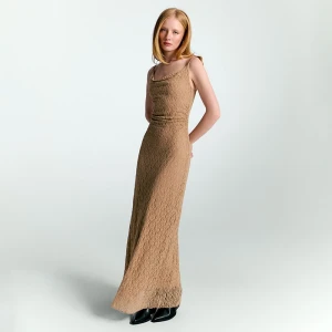 Beżowa sukienka maxi z dżetami House