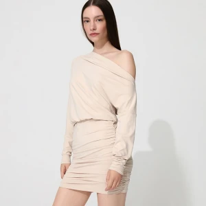 Beżowa sukienka mini z długim rękawem i opuszczonym ramieniem House