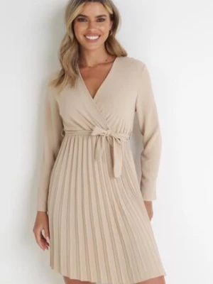 Beżowa Sukienka Plisowana z Kopertowym Dekoltem i Paskiem Minesia new collection