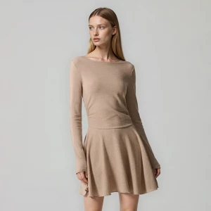 Beżowa sukienka z długim rękawem i wszytymi spodenkami House