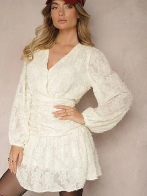 Beżowa Sukienka z Koronki o Taliowanym Fasonie z Kopertową Górą Nelabine retro & icone