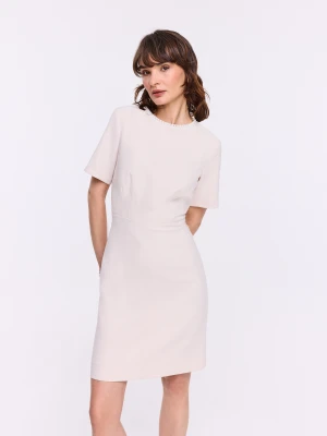 Beżowa sukienka z perełkami przy kołnierzu TARANKO