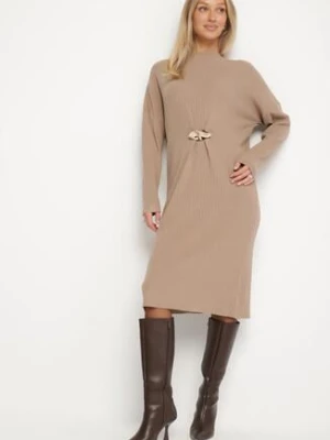 Beżowa Sweterkowa Sukienka z Wiskozą i Broszką Tinarrea unigirl