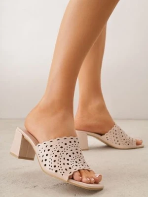 Beżowe Ażurowe Klapki na Słupkowym Obcasie z Kwadratowym Noskiem Lumetia pallika paris