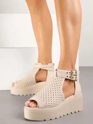 Zdjęcie produktu Beżowe Ażurowe Sandały na Koturnie ze Skórzaną Wkładką i Klamerkami Evivara goodin