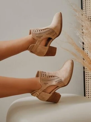 Beżowe Botki Kowbojki Vices na Obcasie z Ażurową Cholewką i Wycięciem Dorfedi