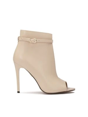 Beżowe botki peep toe z efektownie wyciętą cholewką Kazar