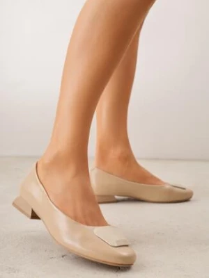 Beżowe Czółenka na Niskim Obcasie z Elegancką Aplikacją i Skórzaną Wkładką Cezaline m.daszynski