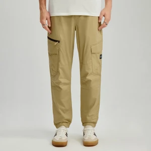 Beżowe joggery z kieszeniami cargo House