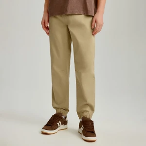 Beżowe joggery z zaszewkami basic House