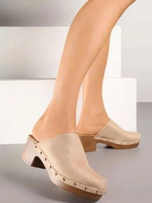 Beżowe Klapki Drewniaki Typu Mule na Słupku Zdobione Nitami Hlerra bellucci