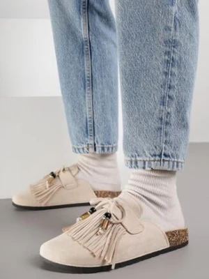 Beżowe Klapki Mule z Imitacji Zamszu Zdobione Koralikami i Frędzlami Elwedena