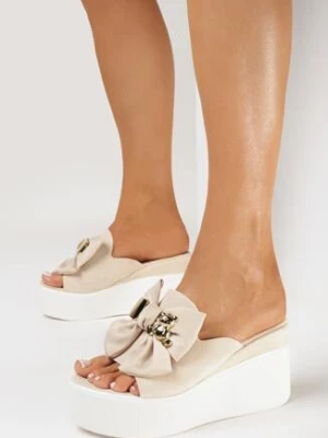 Beżowe Klapki na Koturnie i Platformie z Ozdobną Kokardą i Broszką Misia Blommara