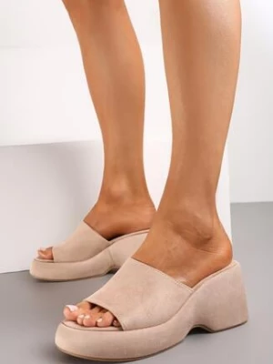 Beżowe Klapki na Koturnie z Platformą i Szerokim Paskiem Arlika
