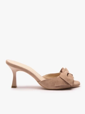 Beżowe klapki na obcasie z kokardą Ryłko