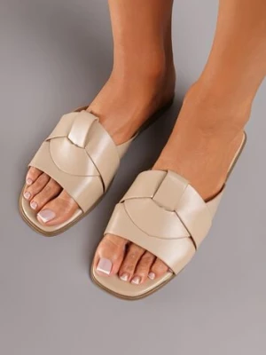 Beżowe Klapki na Płaskiej Podeszwie z Ozdobnymi Paskami i Kwadratowym Noskiem Lunivia