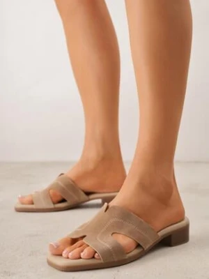 Beżowe Klapki VICES na Niskim Słupku z Ozdobnymi Wycięciami w Cholewce Celatheis